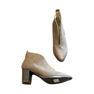 Journee Collection Bellamy Embossed Pointed Toe Booties – Women’s Size 9